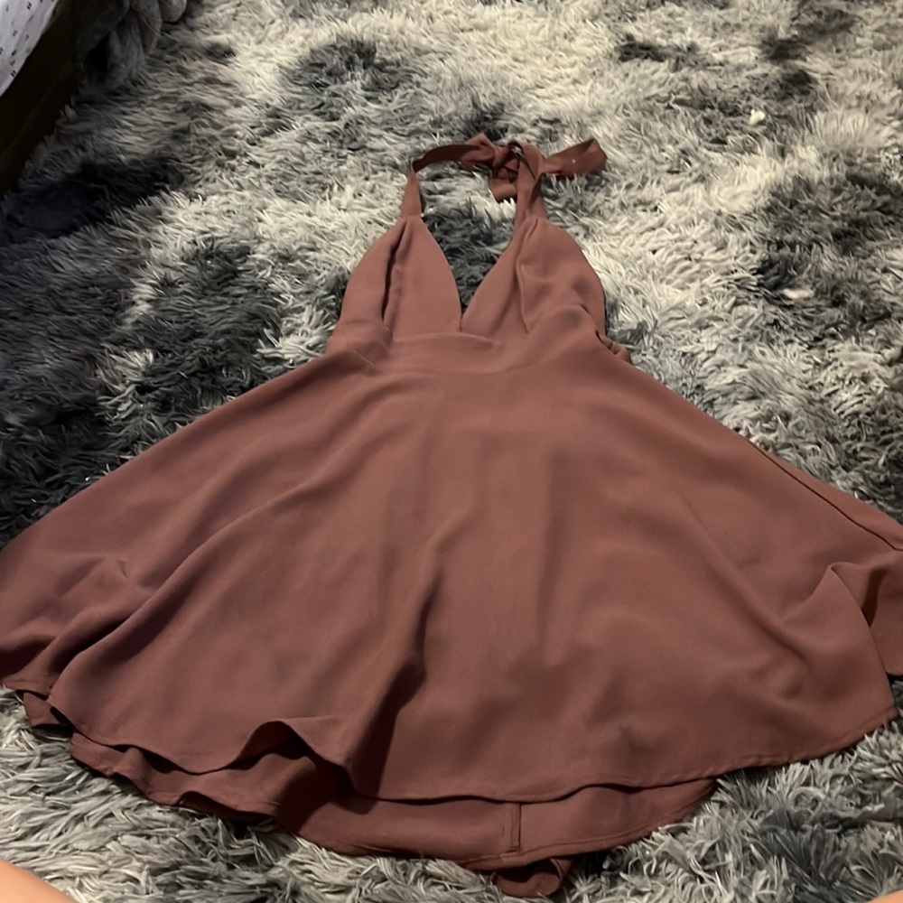 Cute dress (I used for homecoming)! Very comfortable and is a mauve-like color